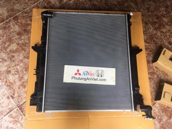 Két nước xe mitsubishi Pajero Sport
