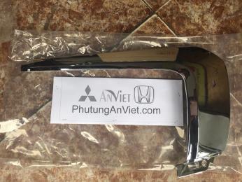 Ốp mạ cản trước miếng giữa xe Mitsubishi Outlander