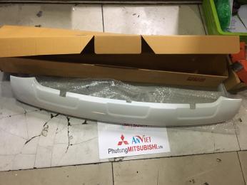 Ốp dưới cản trước xe Mitsubishi Triton