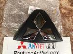 Logo trước xe Mitsubishi Outlander chính hãng