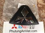 Logo trước xe Mitsubishi Outlander chính hãng