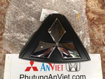 Logo trước xe Mitsubishi Outlander 
