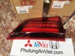 Đèn hậu miếng trong xe Mitsubishi Outlander  chính hãng