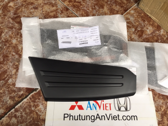 Ốp nhựa trên cản sau xe Mitsubishi Triton all new 