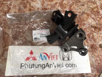 Chân máy phía sau bên lái xe mitsubishi Mirage 