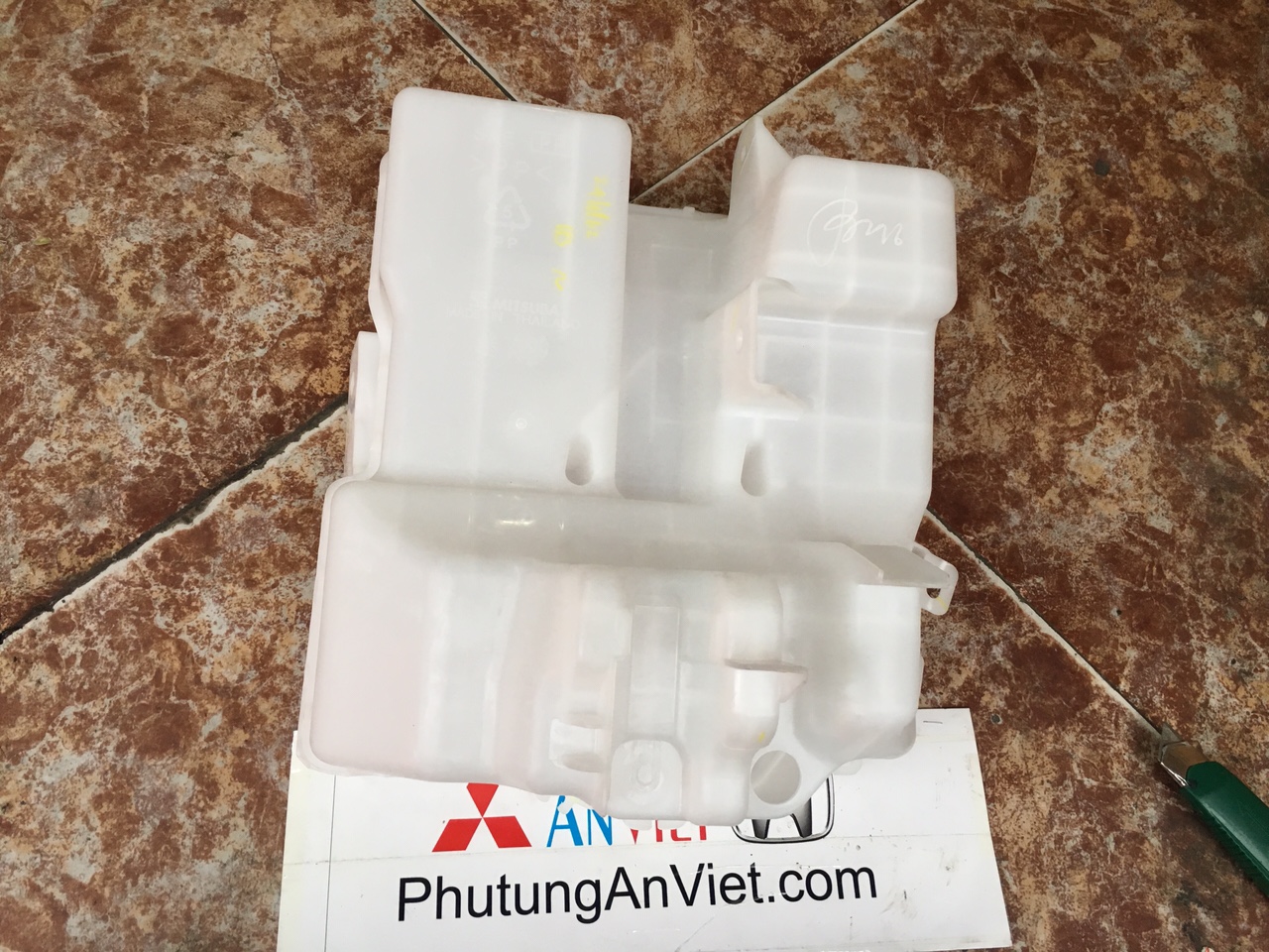 Bình nước rửa kính xe Mitsubishi Pajero sport 