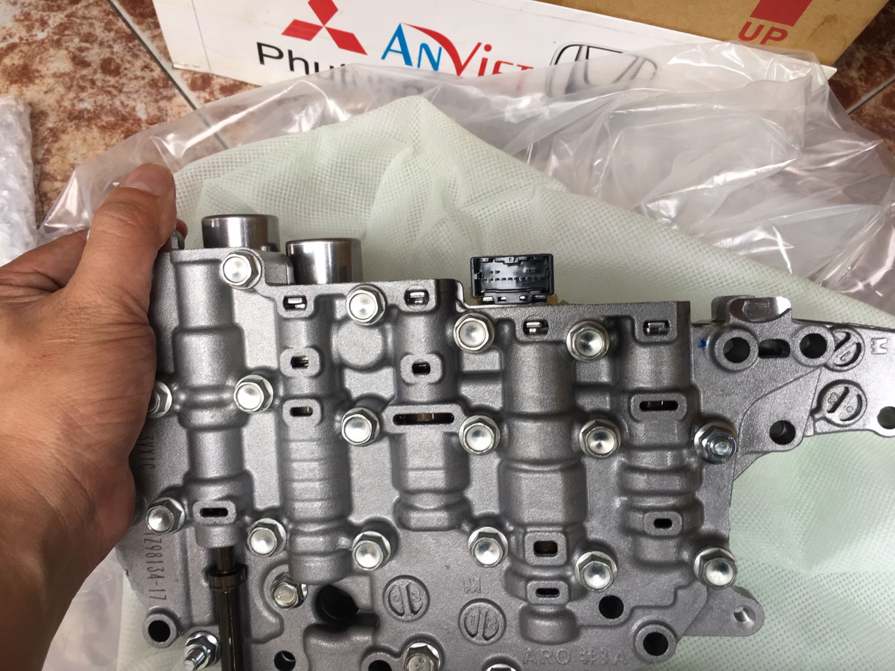 Cụm van chia dầu số tự động xe Mitsubishi Outlander