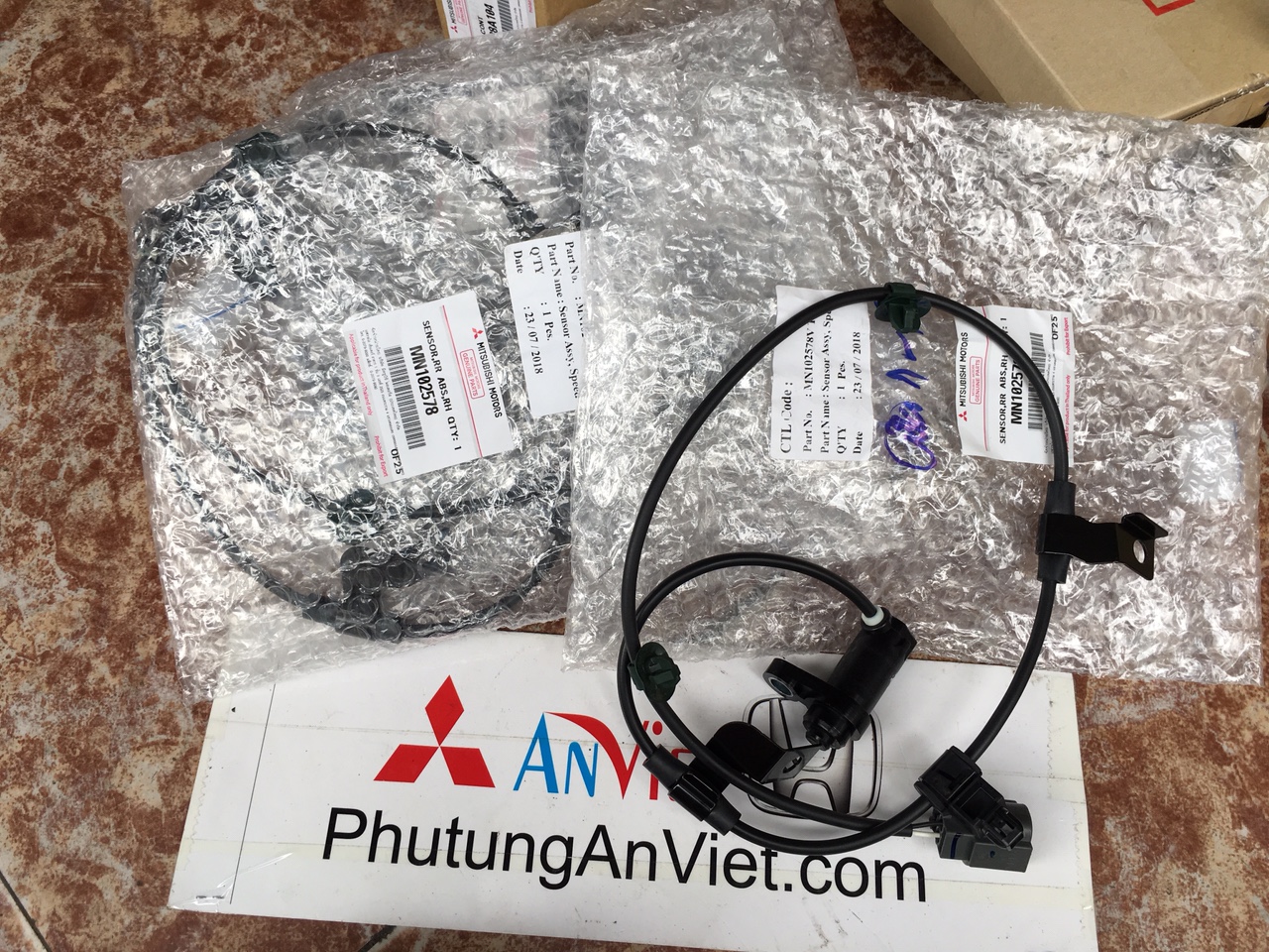 Cảm biến ABS xe Mitsubishi Pajero Sport 