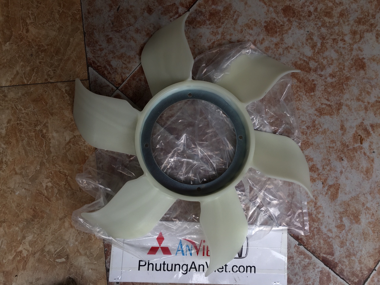 Cánh quạt két nước xe Mitsubishi Triton