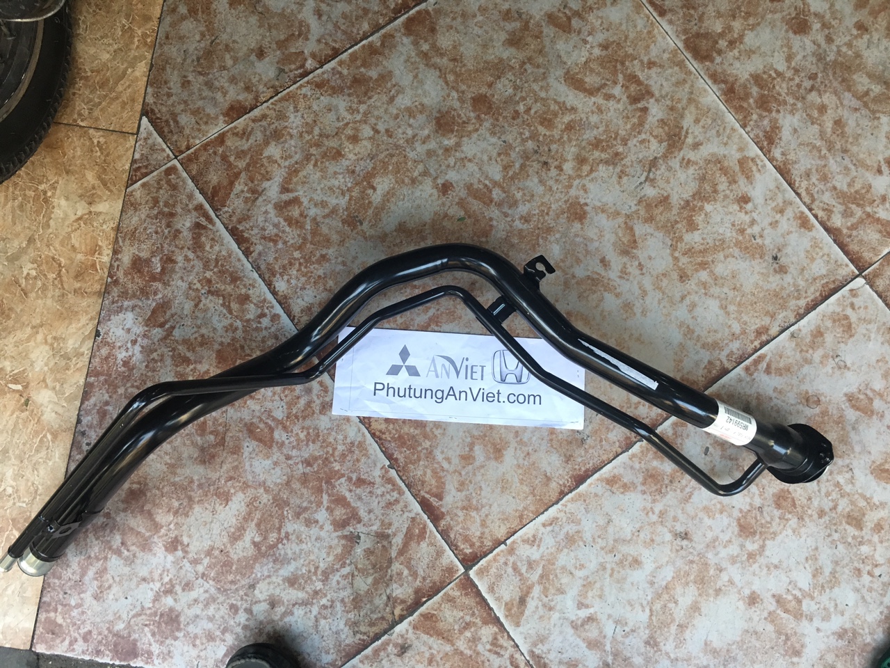 Cổ đổ xăng xe Mitsubishi Grandis