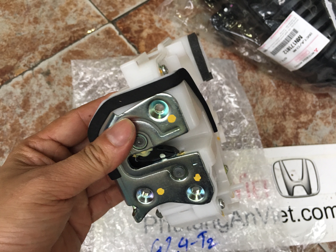 Khóa ngậm cửa xe mitsubishi Mirage