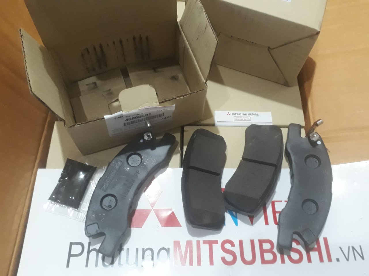 Má phanh trước xe Mitsubishi Attrage