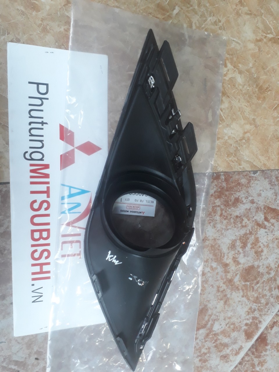 Ốp đèn gầm xe Mitsubishi Outlander