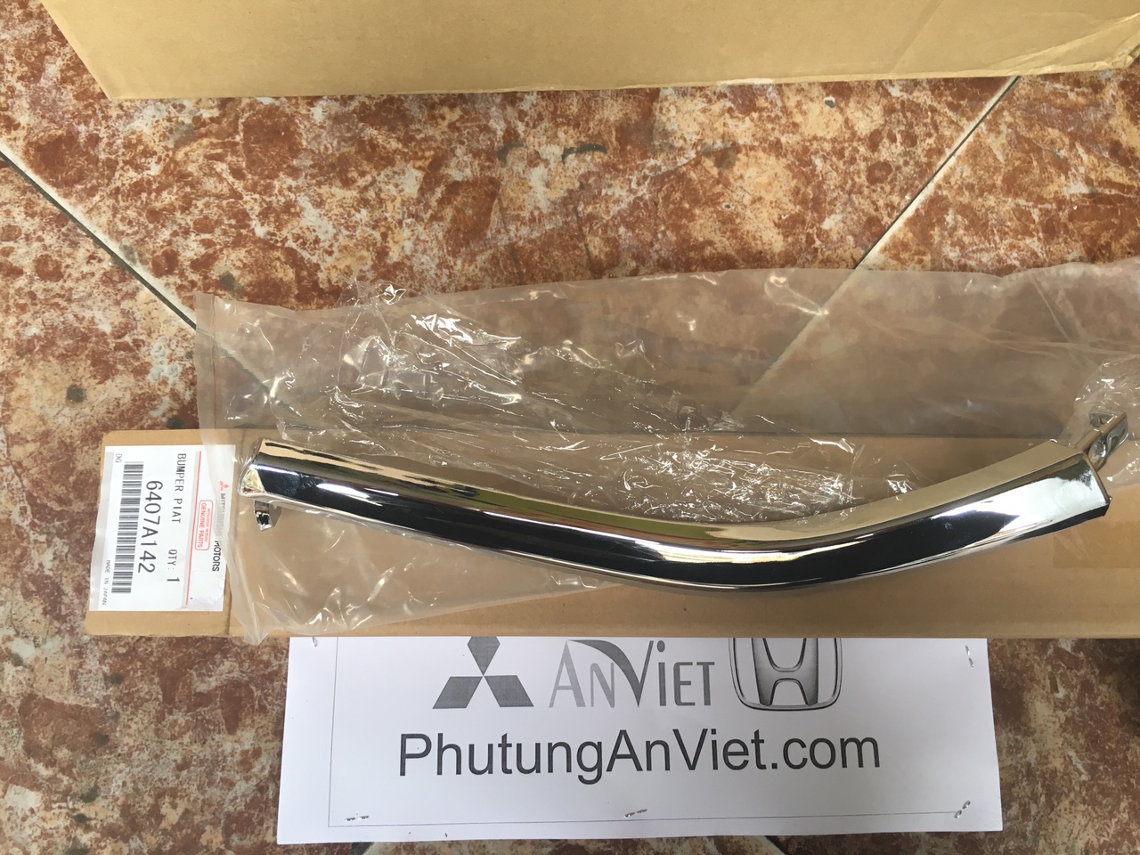Ốp mạ cản trước miếng giữa xe Mitsubishi Outlander