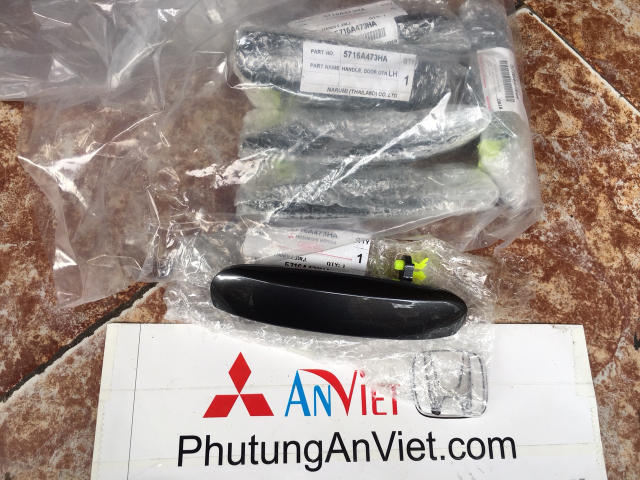 Tay mở cửa ngoài xe mitsubishi Attrage 