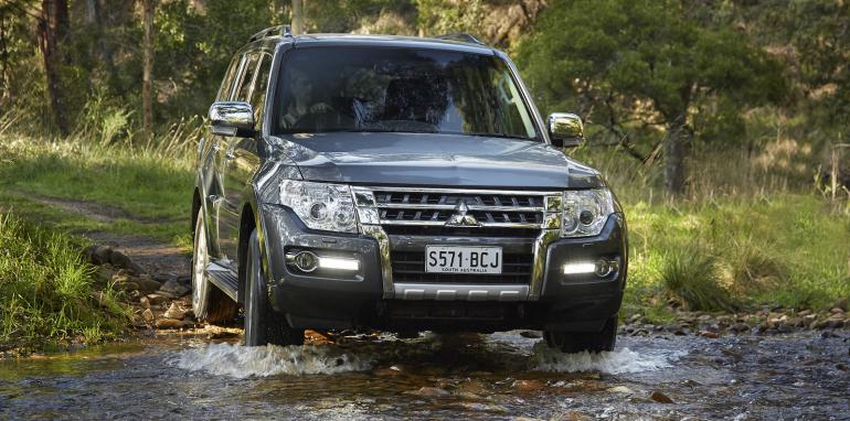 xe mitsubishi Pajero ngân hàng