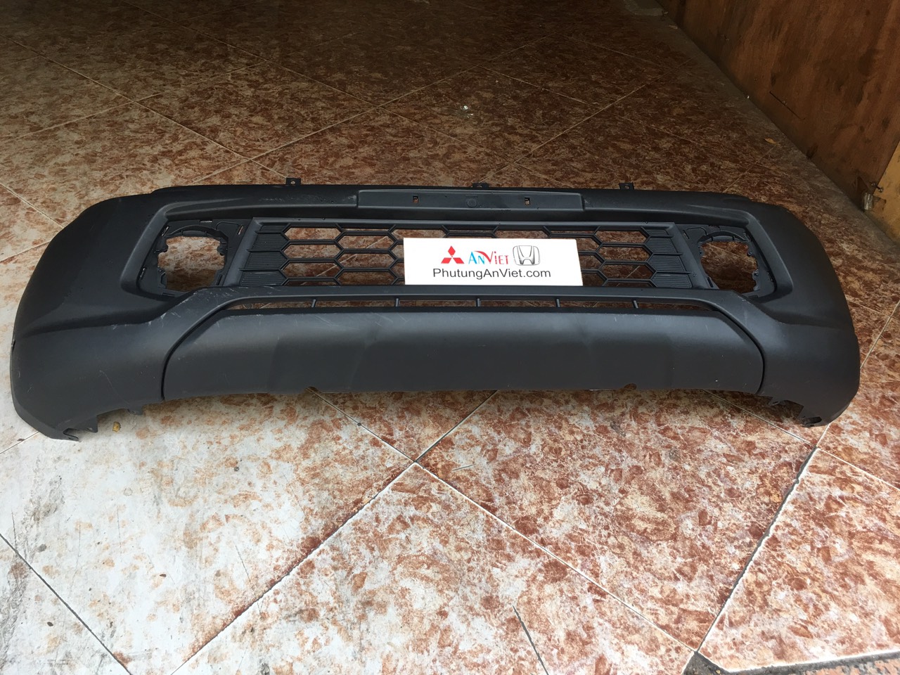 Ba đờ sốc trước xe mitsubishi Triton 