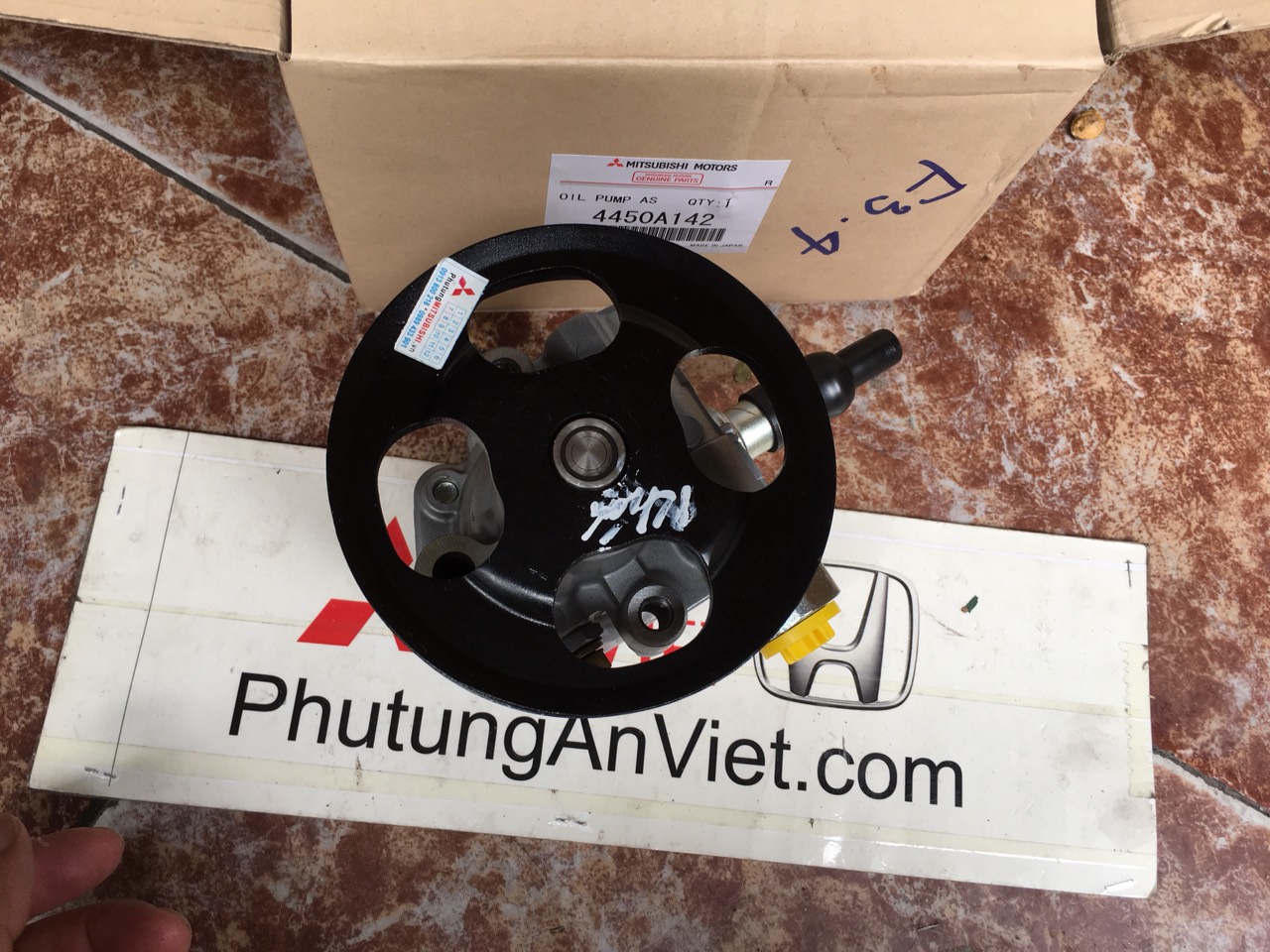 Bơm trợ lực lái xe mitsubishi Zinger
