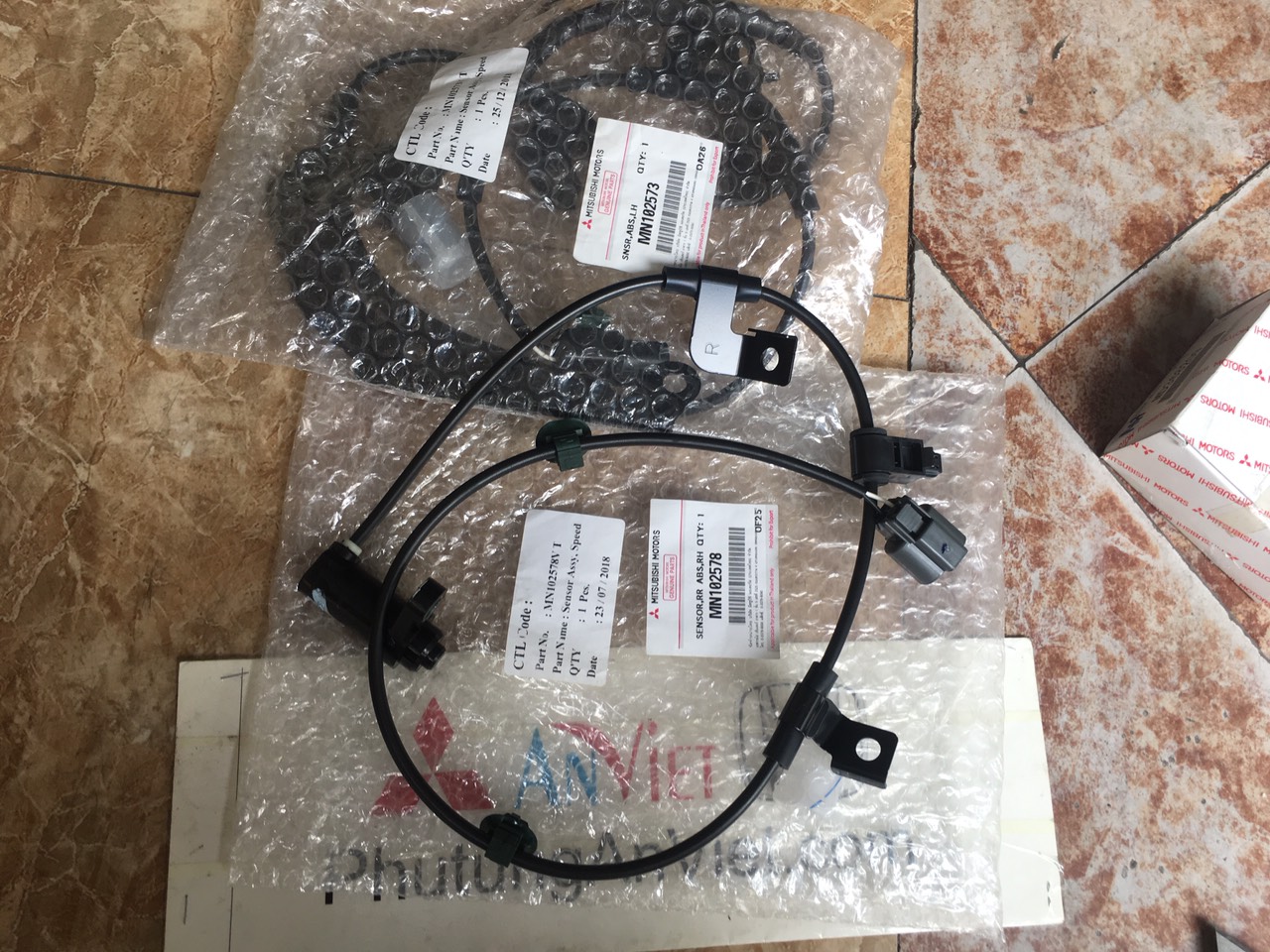 Cảm biến ABS xe mitsubishi Triton 