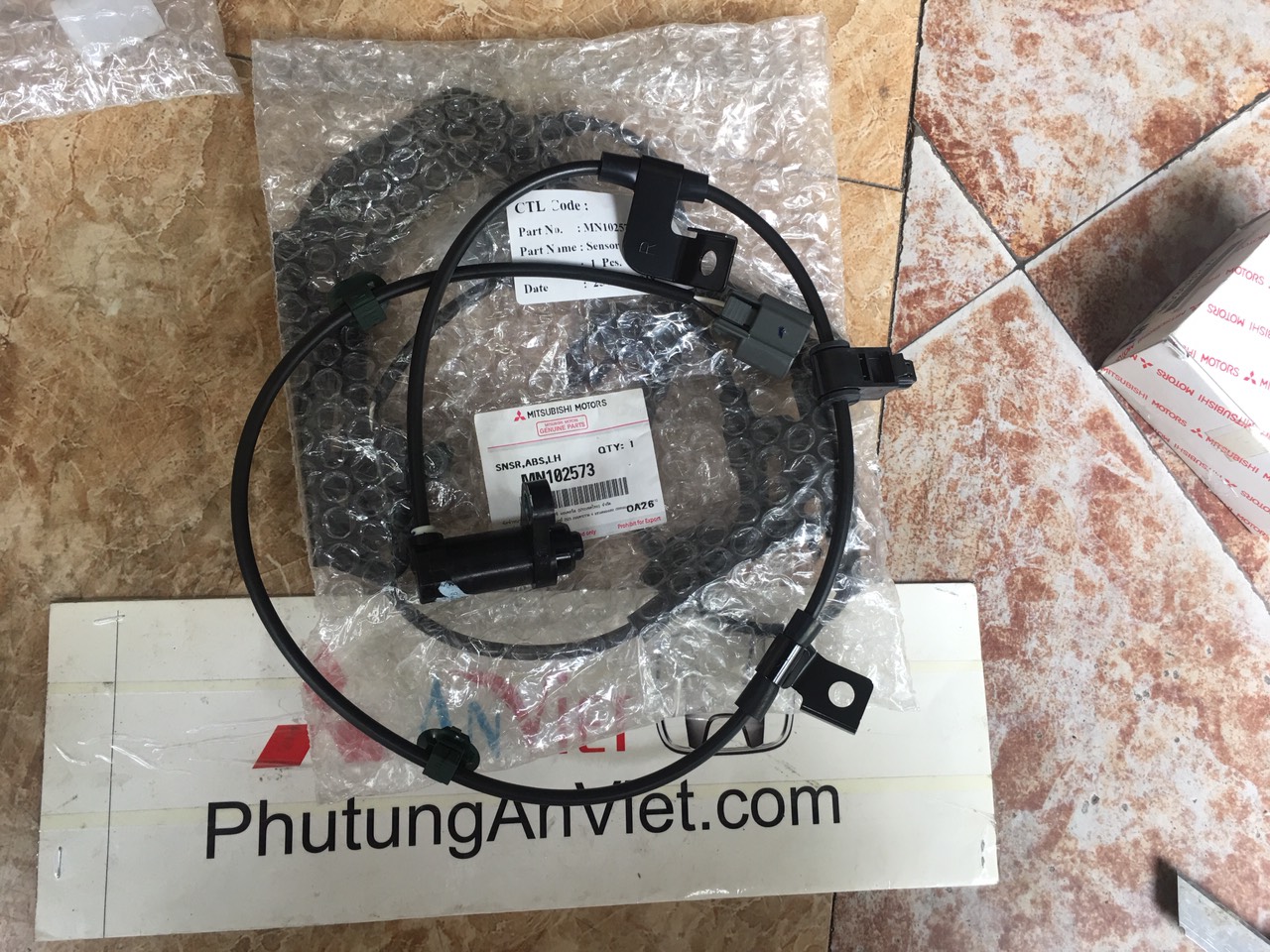 Cảm biến ABS xe mitsubishi Zinger chính hãng