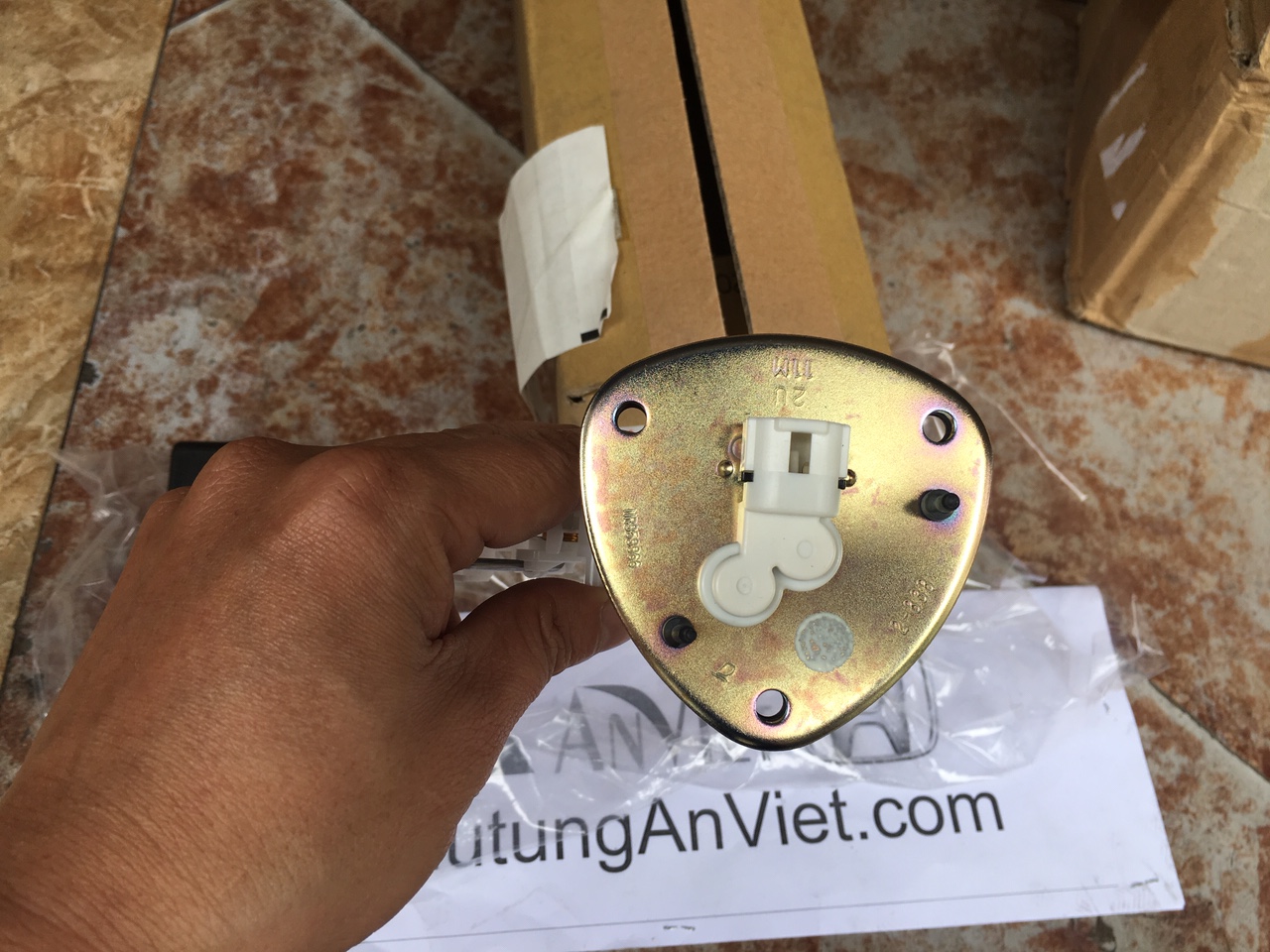 Cảm biến báo xăng xe Mitsubishi Grandis