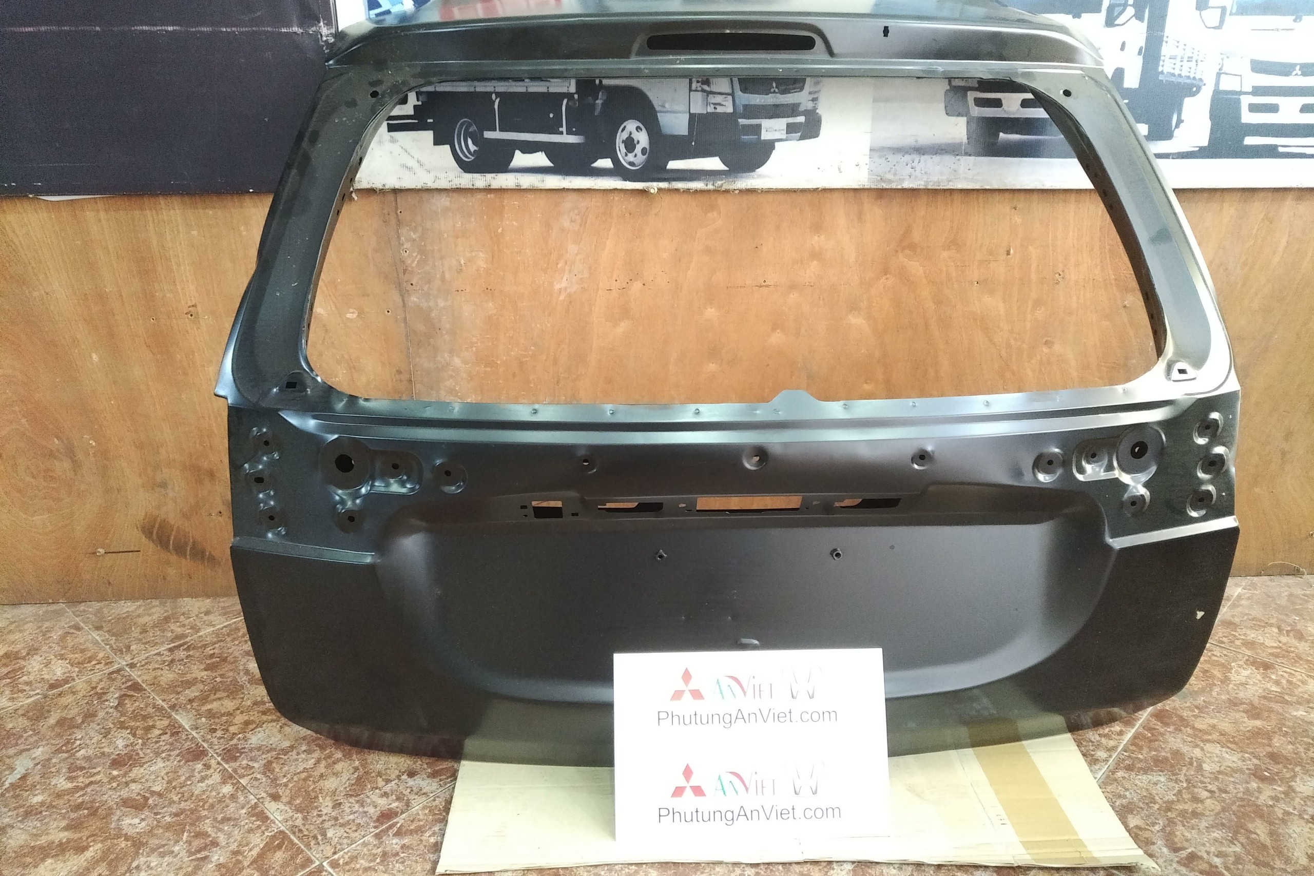 cánh cửa hậu xe Mitsubishi Outlander