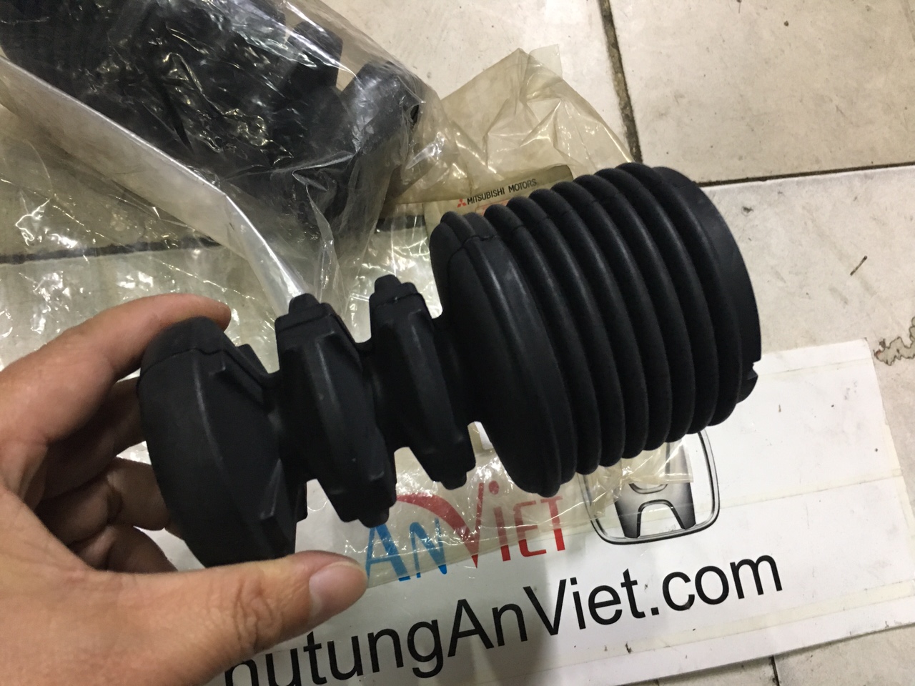 Cao su chụp bụi giảm xóc xe mitsubishi pajero ngân hàng