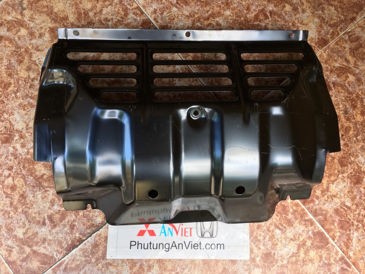 Chắn bùn gầm máy xe mitsubishi Triton