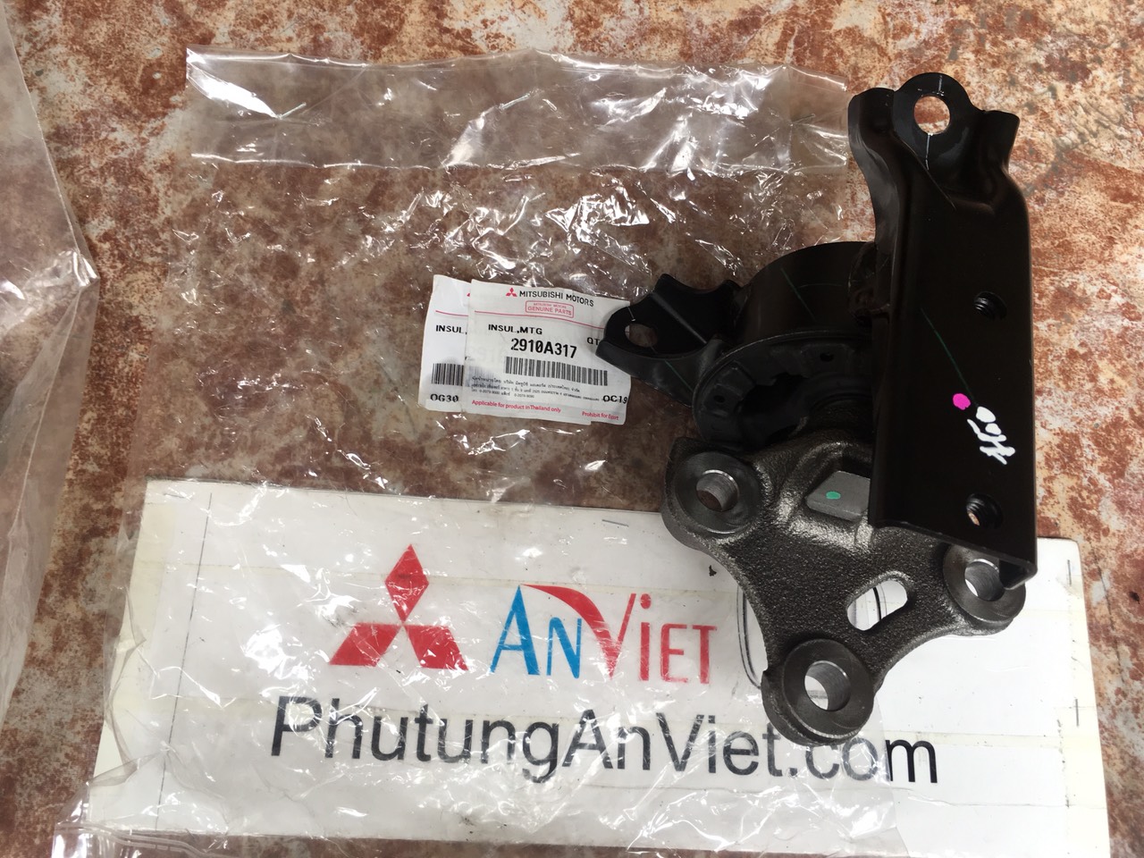 Chân máy phía sau bên lái xe mitsubishi Mirage