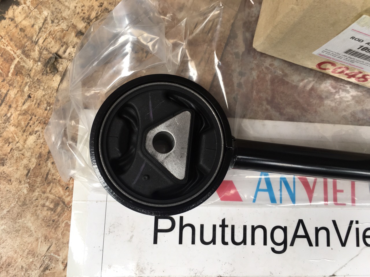 Chân máy phía trước bên lái xe mitsubishi Mirage
