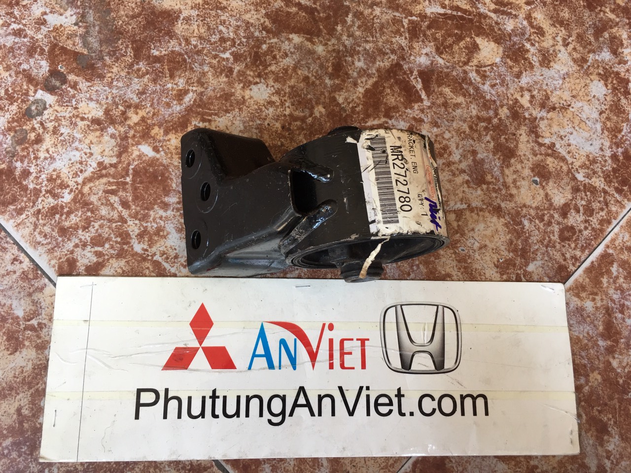 Chân máy treo xe mitsubishi Lancer