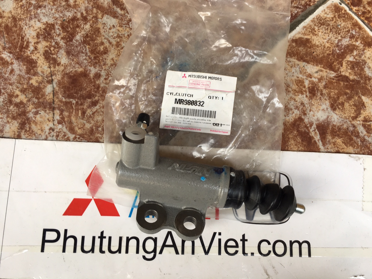 Chuột côn xe Mitsubishi Triton