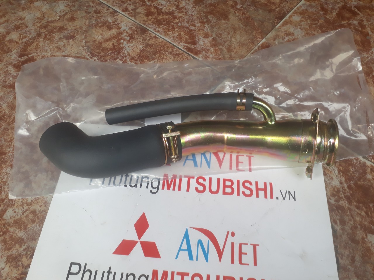Cổ đổ xăng xe Mitsubishi Jolie