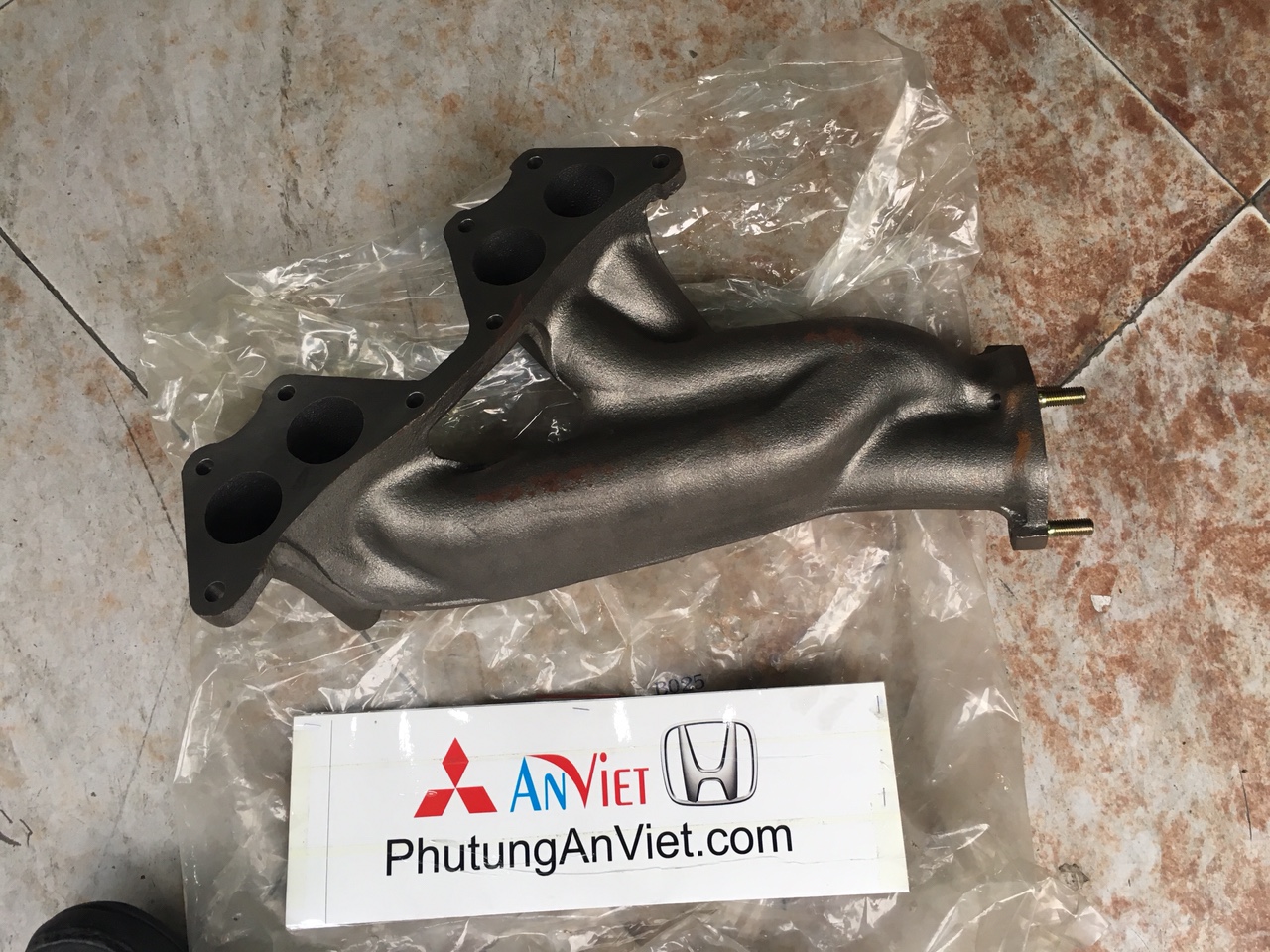 Cổ xả xe Mitsubishi Jolie 