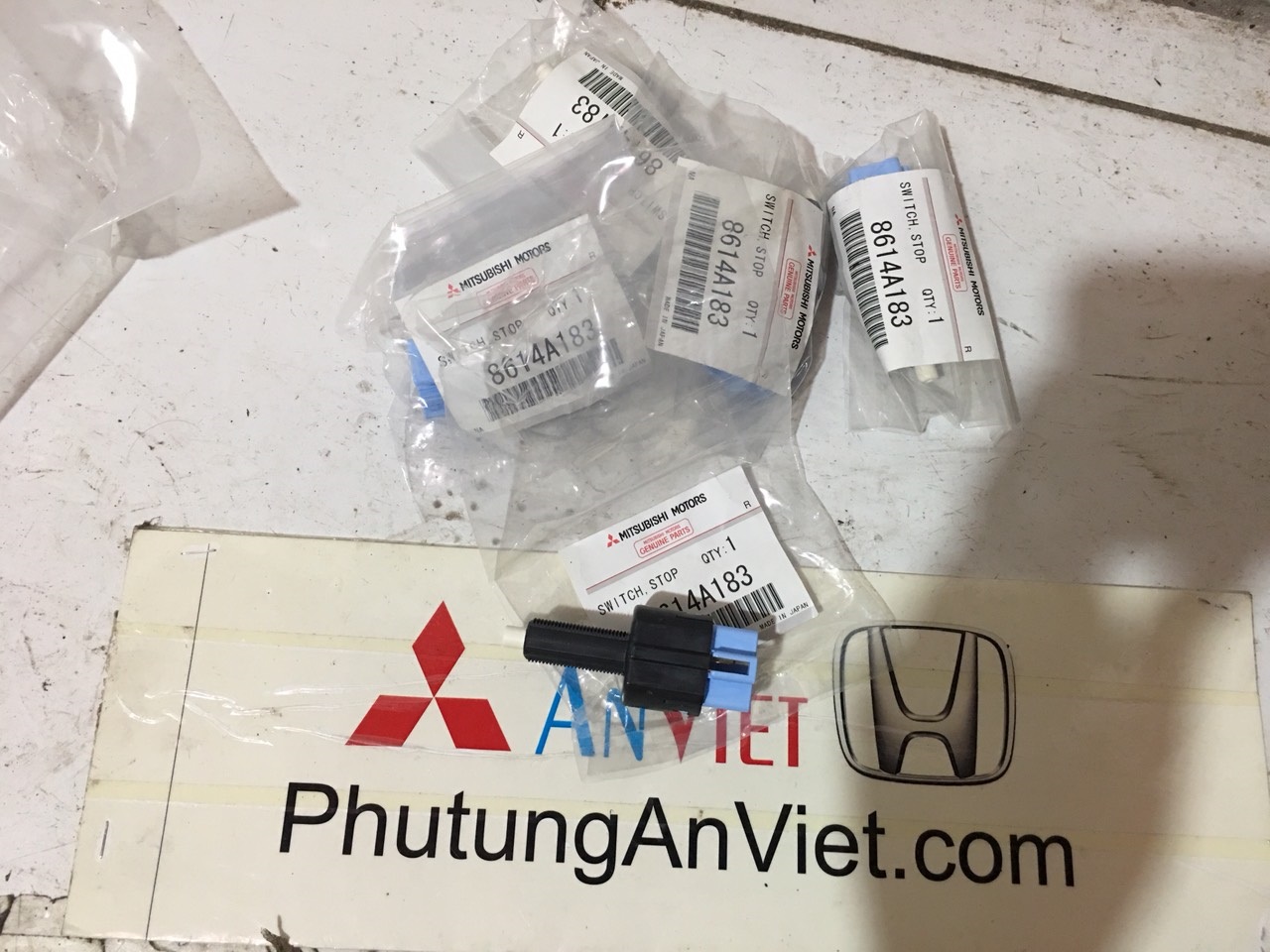 Công tắc chân phanh xe mitsubishi Triton