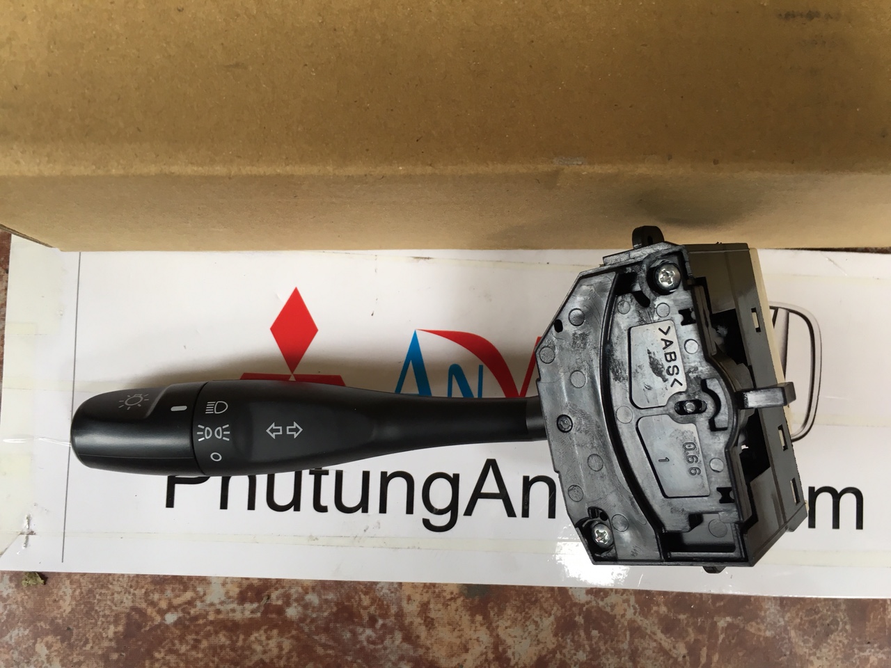 Công tắc điều khiển đèn pha xe Mitsubishi Jolie