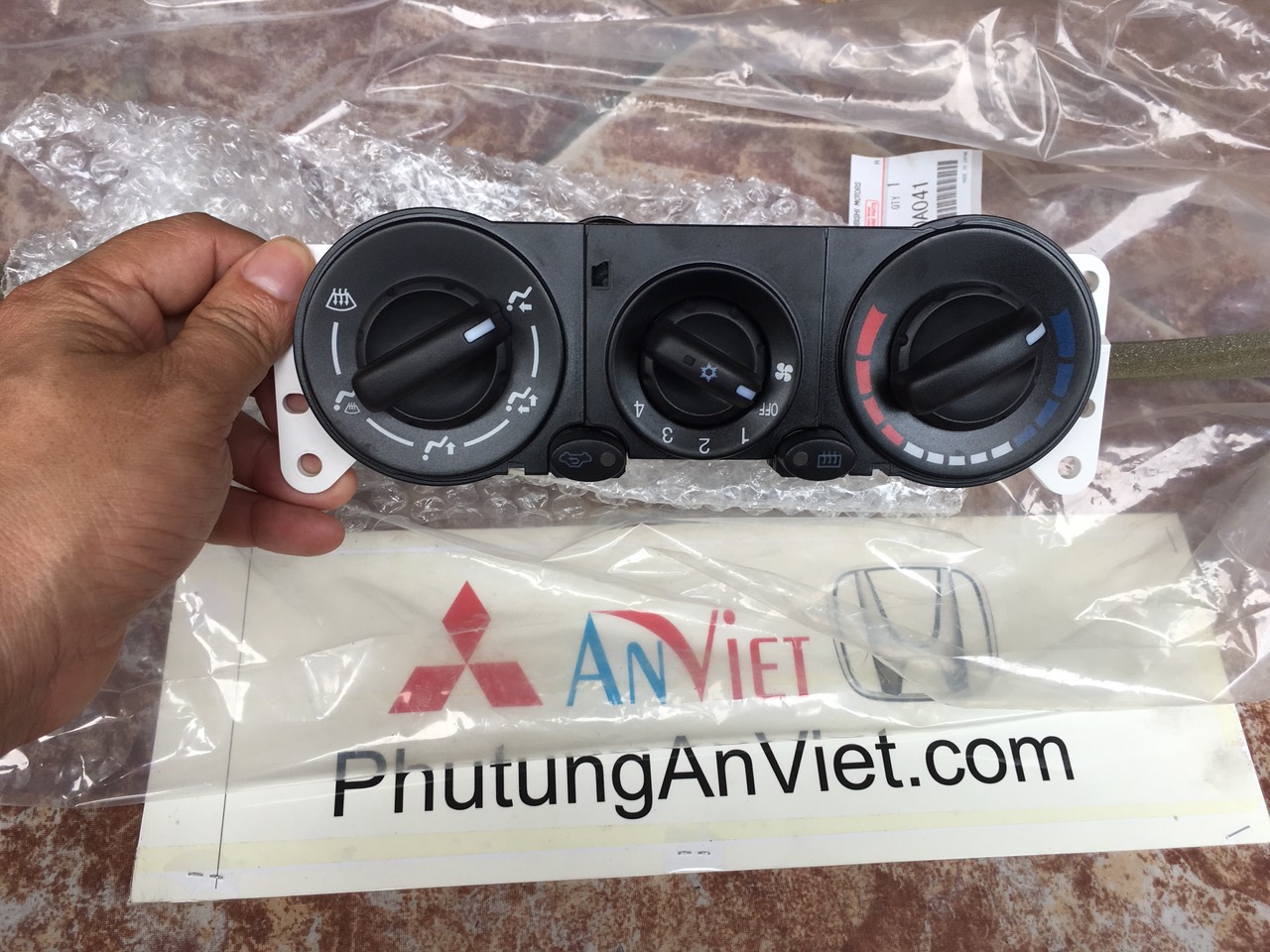 Công tắc điều khiển điều hòa xe Mitsubishi Zinger
