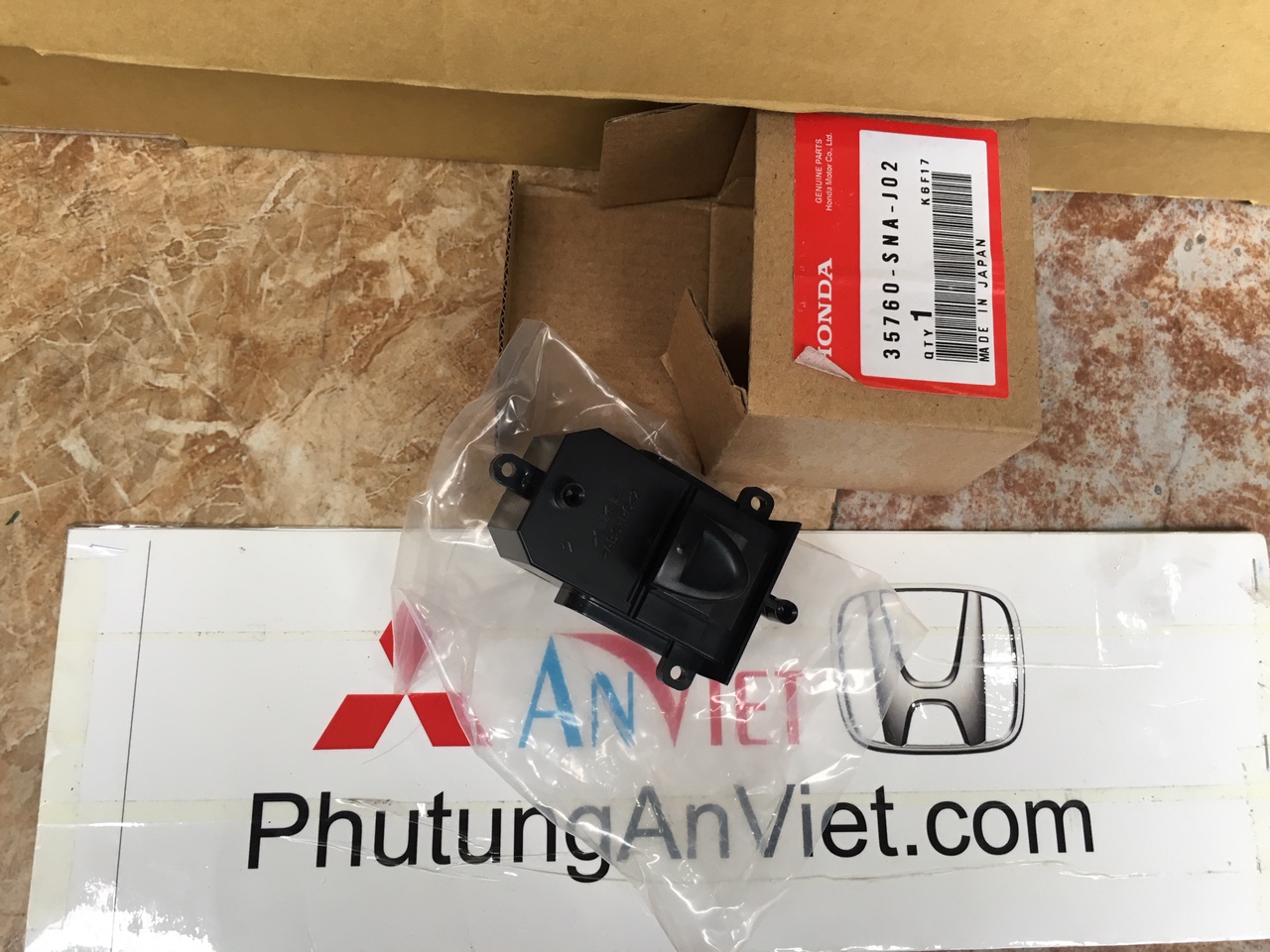 Công tắc lên xuống kính cửa sau xe honda CIVIC
