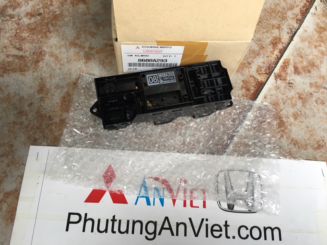 Công tắc lên xuống kính tổng xe Mitsubishi Triton