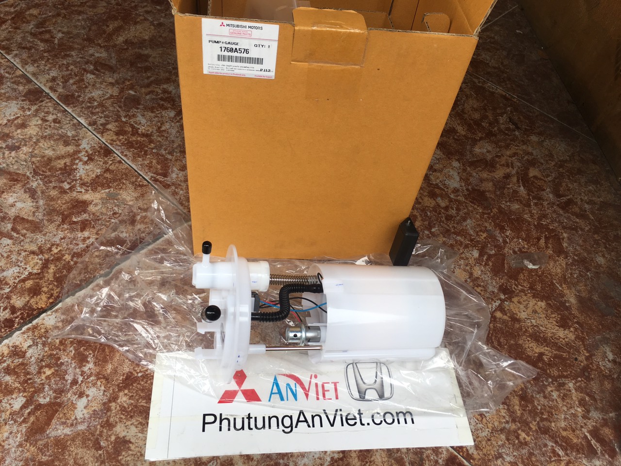 Cụm bơm xăng xe mitsubishi Mirage 