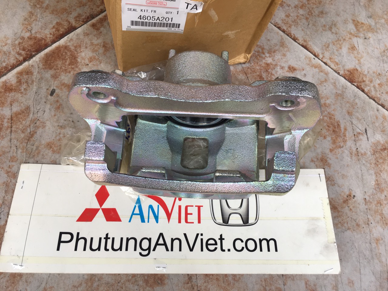 Cụm gông phanh xe mitsubishi Triton
