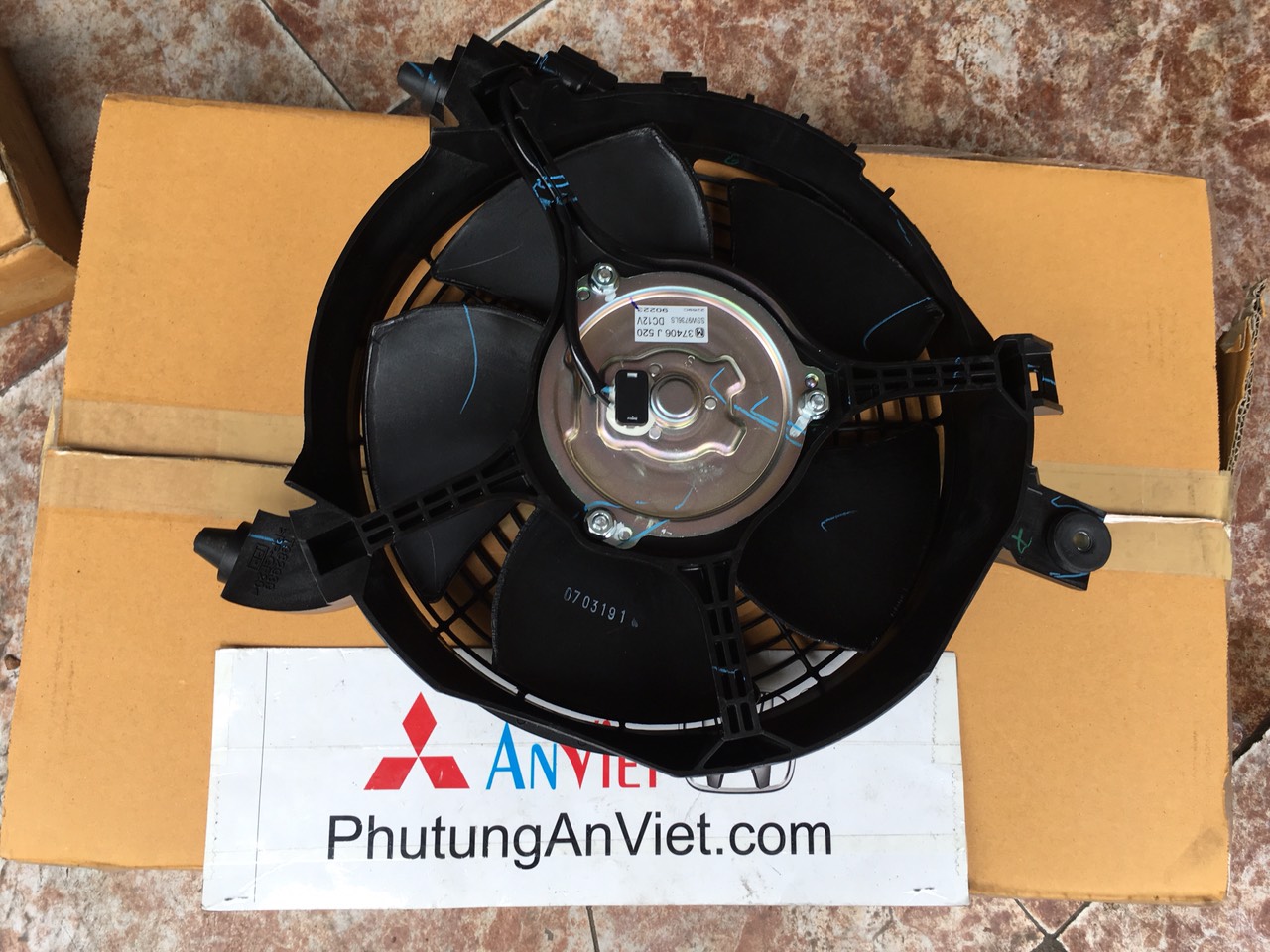 Cụm mô tơ quạt dàn nóng xe mitsubishi Pajero Sport