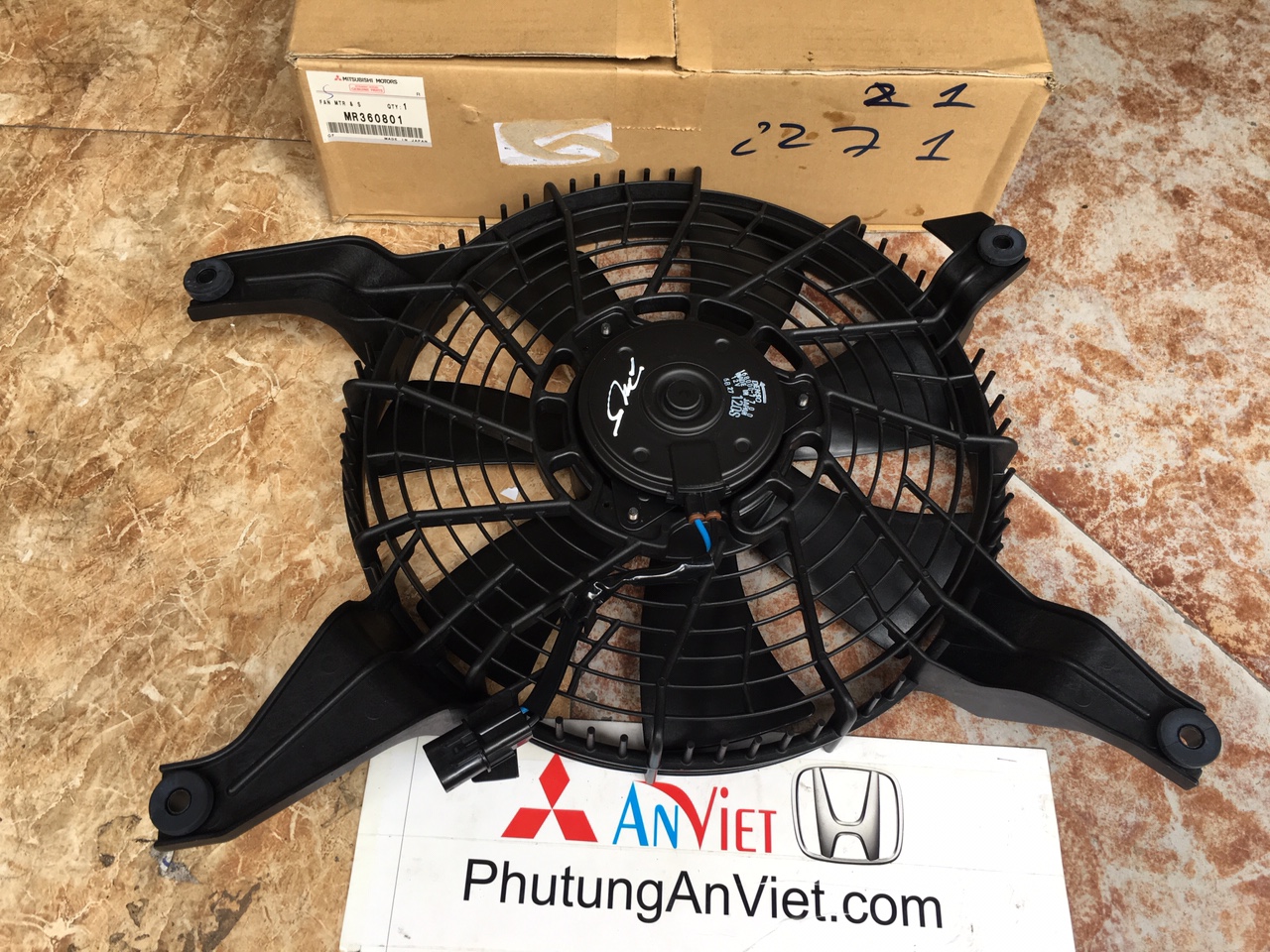 Cụm quạt dàn nóng xe Mitsubishi Pajero ngân hàng