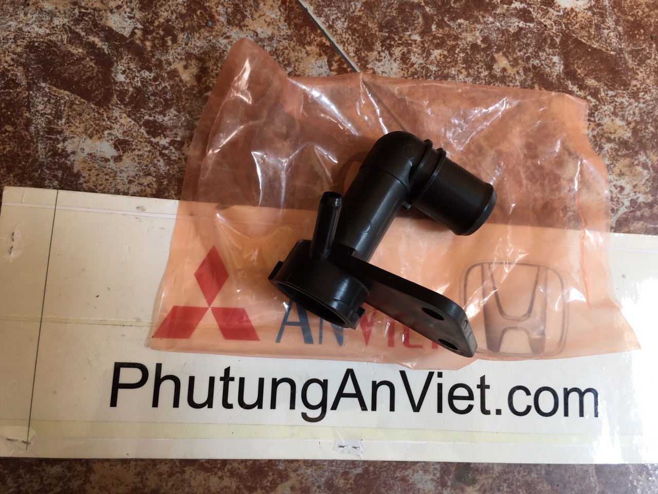 Cút nước bắt vào két nước xe honda Civic