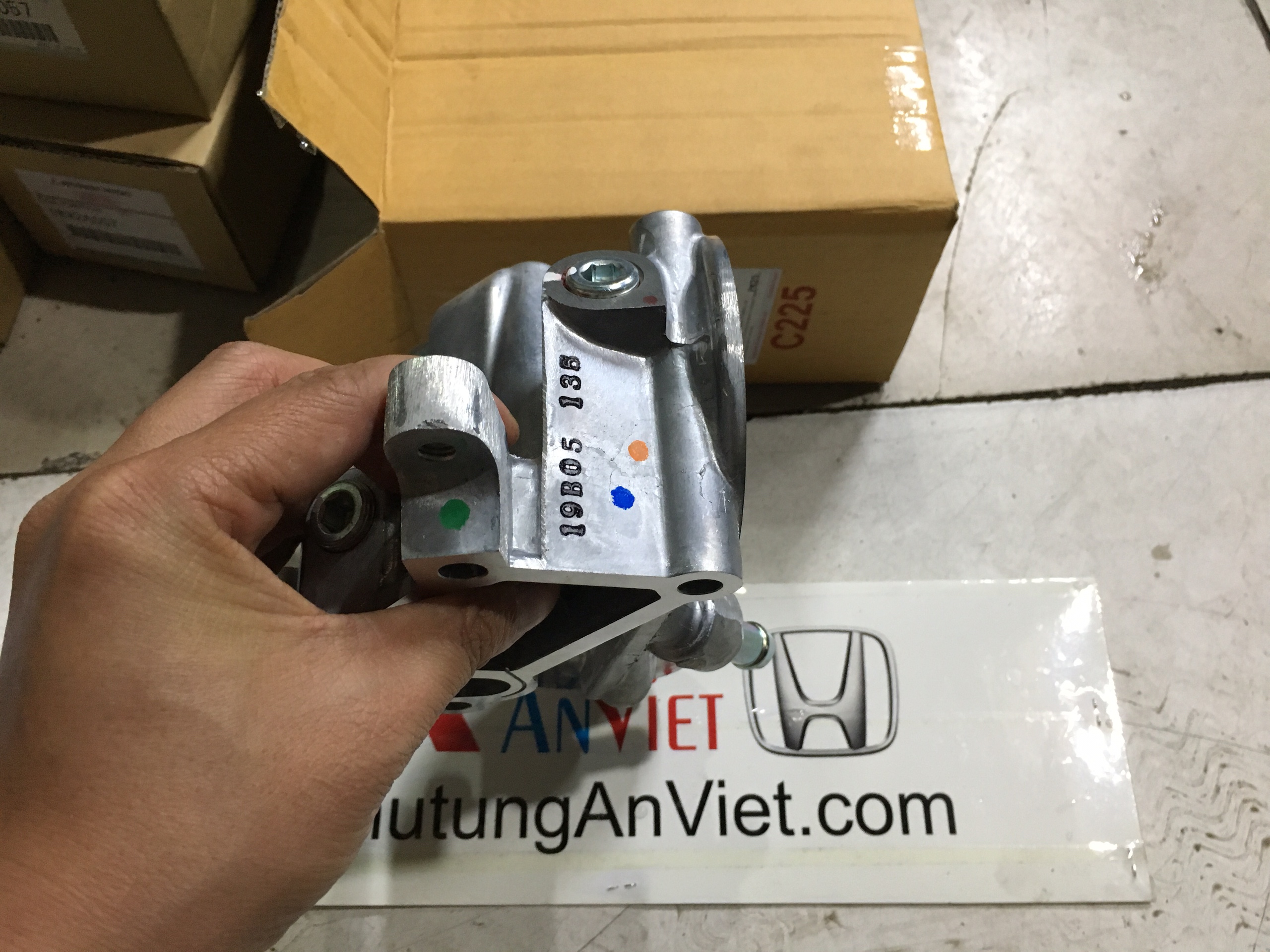 Đế bắt lọc nhớt xe Mitsubishi Triton all new 