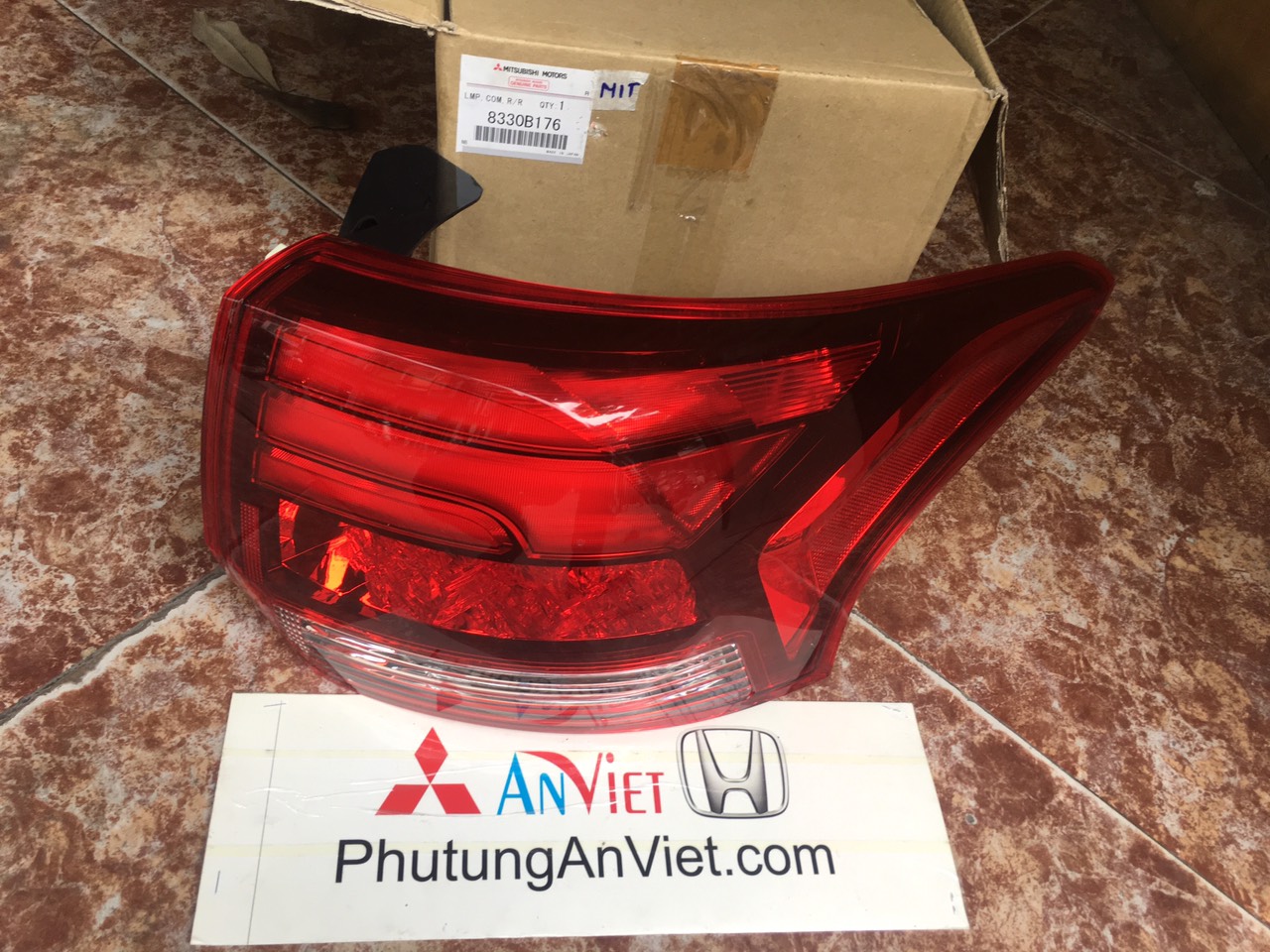 Đèn hậu miếng ngoài xe mitsubishi outlander