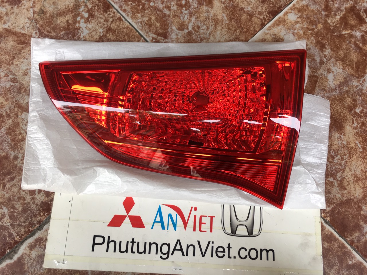 Đèn hậu miếng trong xe mitsubishi Pajero Sport
