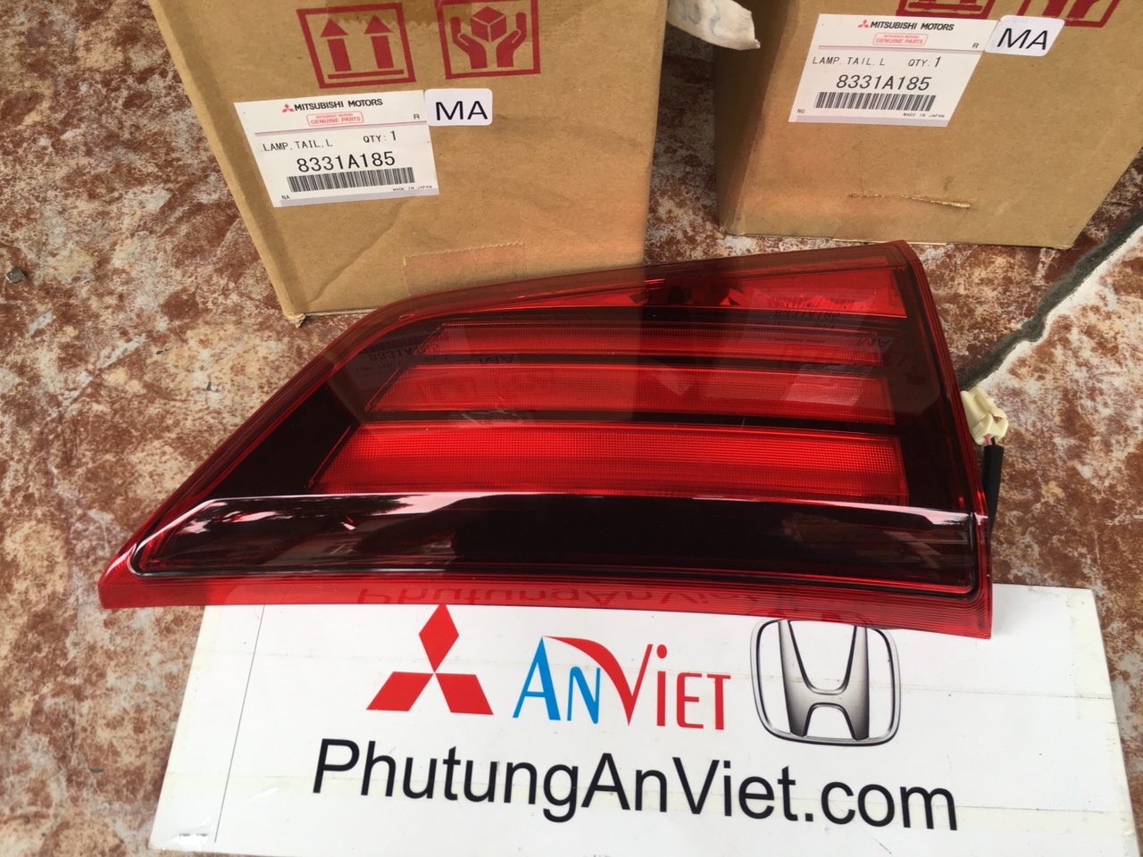 Đèn hậu miếng trong xe Mitsubishi Outlander 