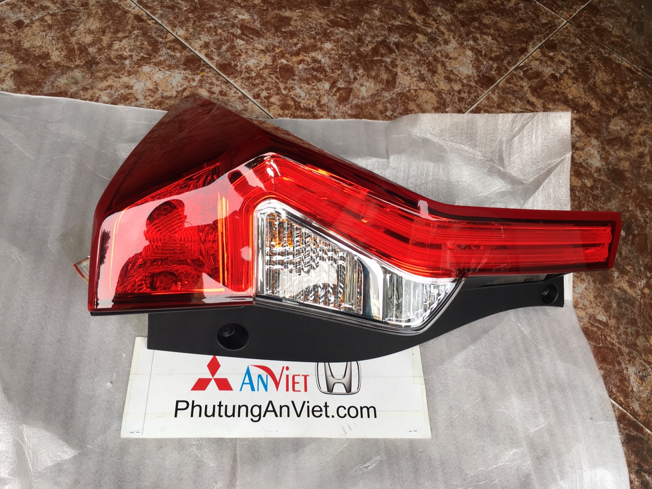Đèn hậu xe Mitsubishi Pajero Sport