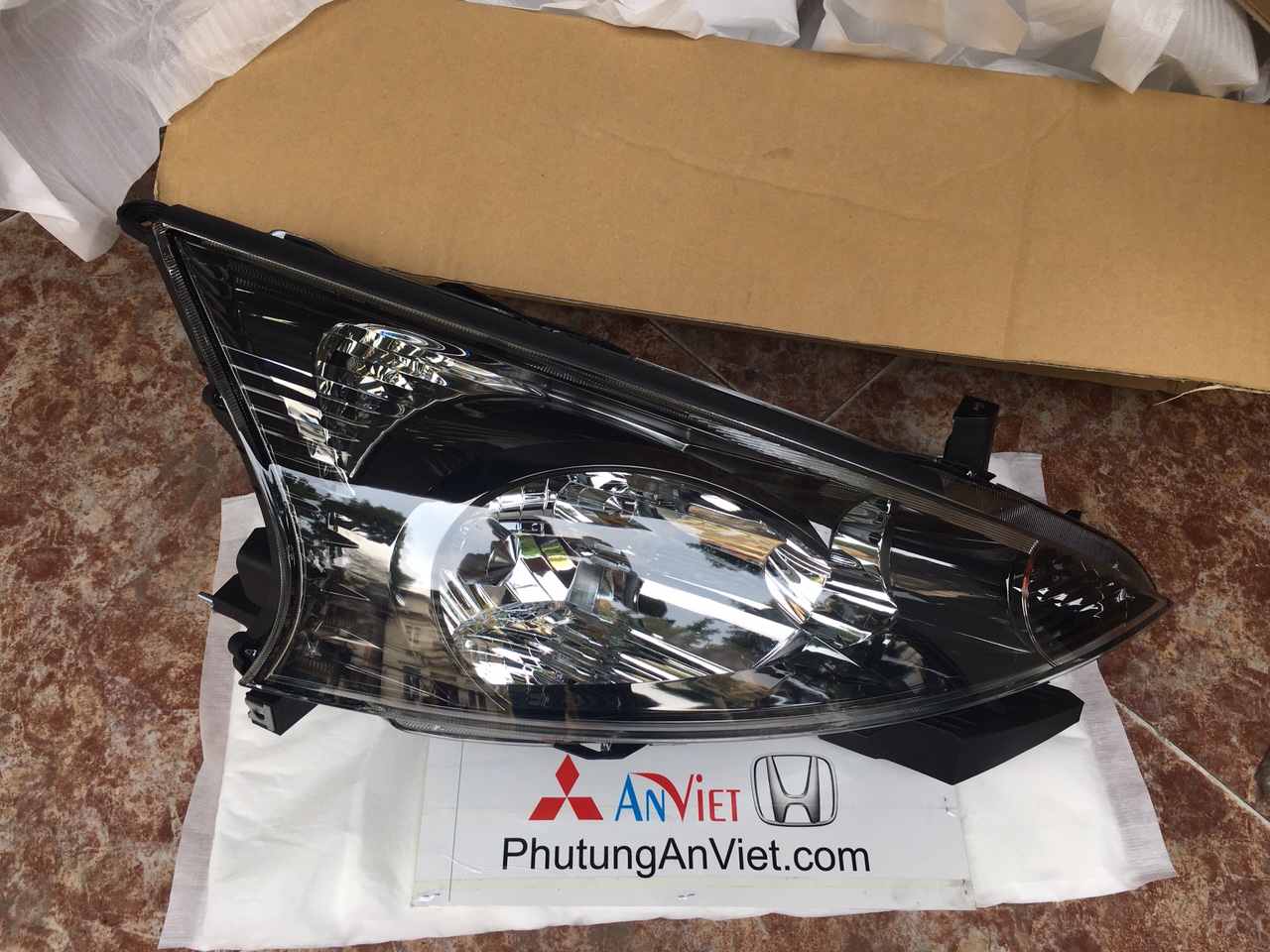 Đèn pha xe Mitsubishi Grandis chóa đen 